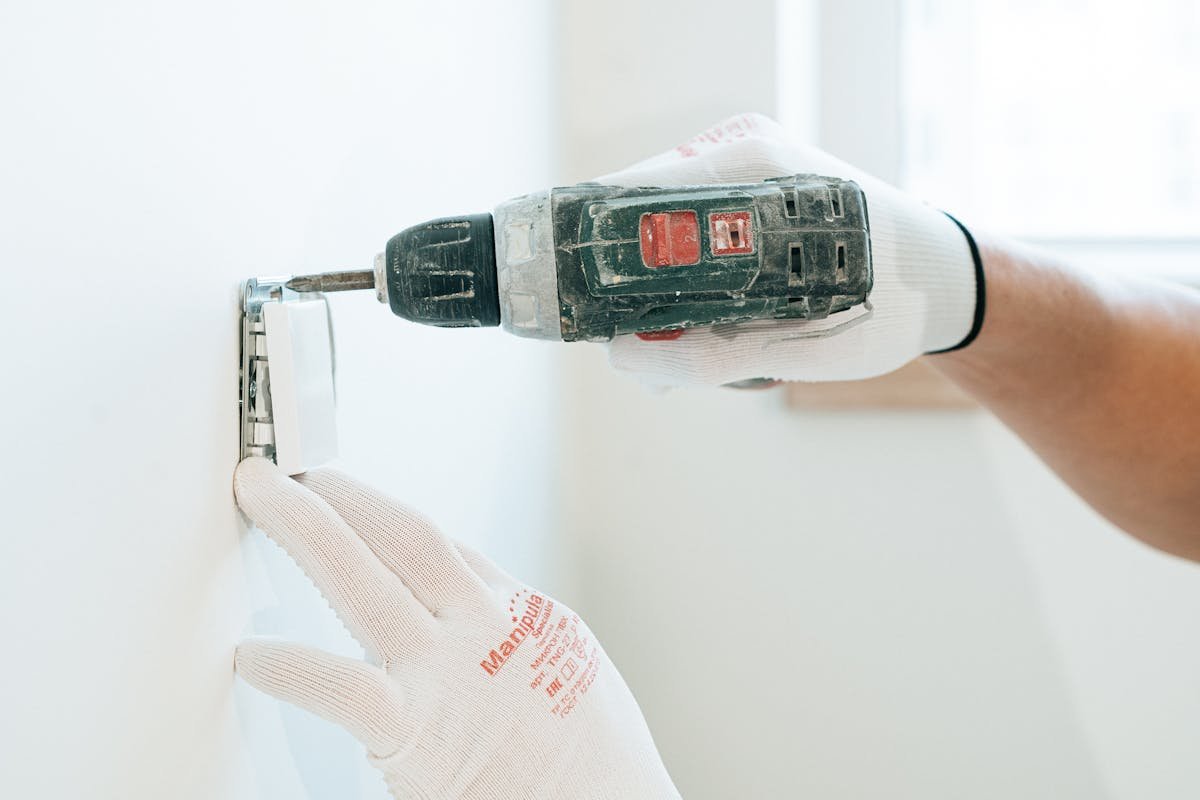 Drill bits for wall plug installation in masonry