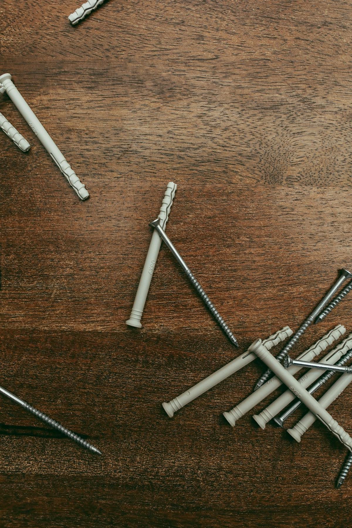 Various screw sizes and types for wall plug matching