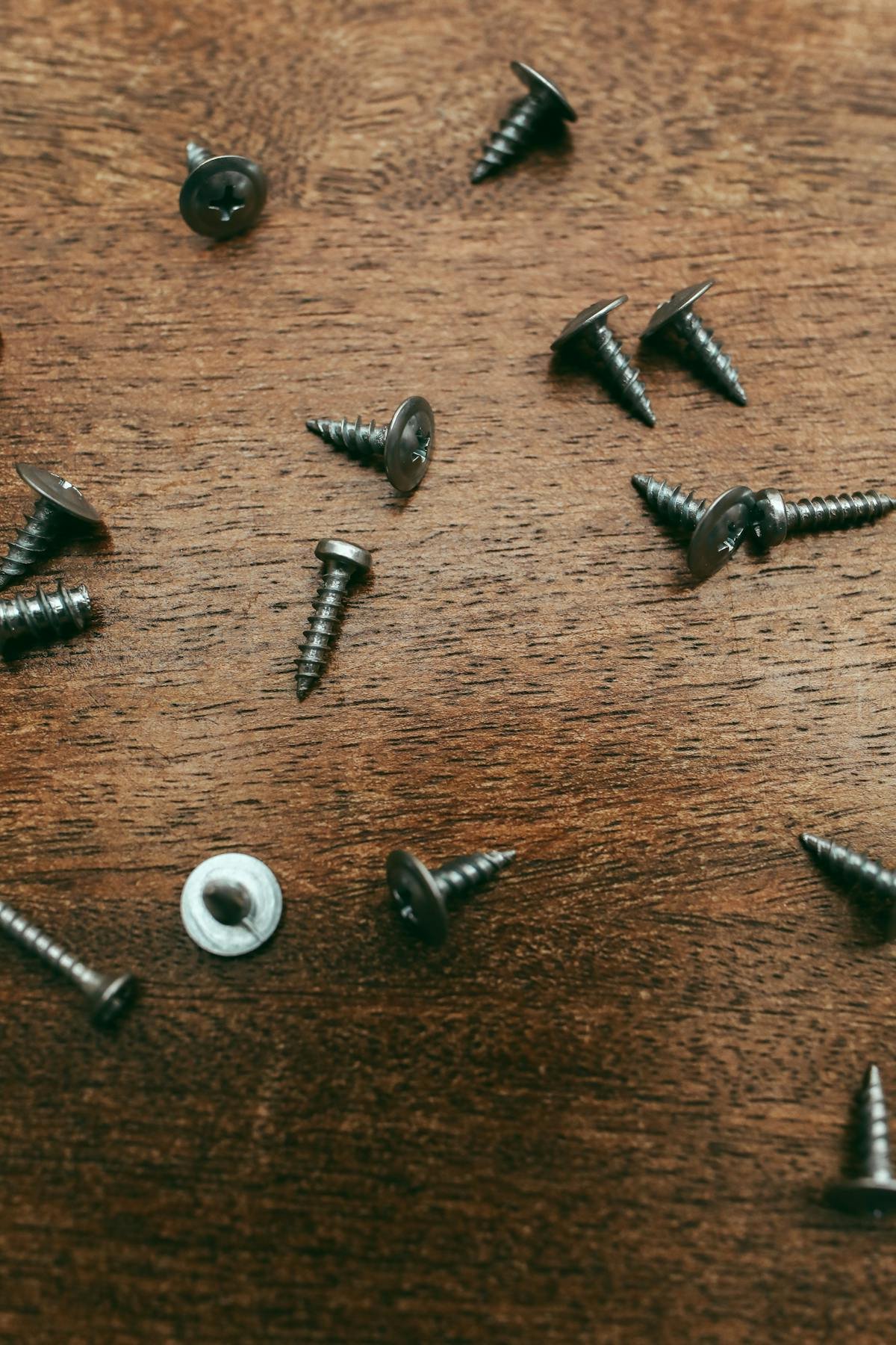 UK wall plug colour chart showing different screw and bolt sizes