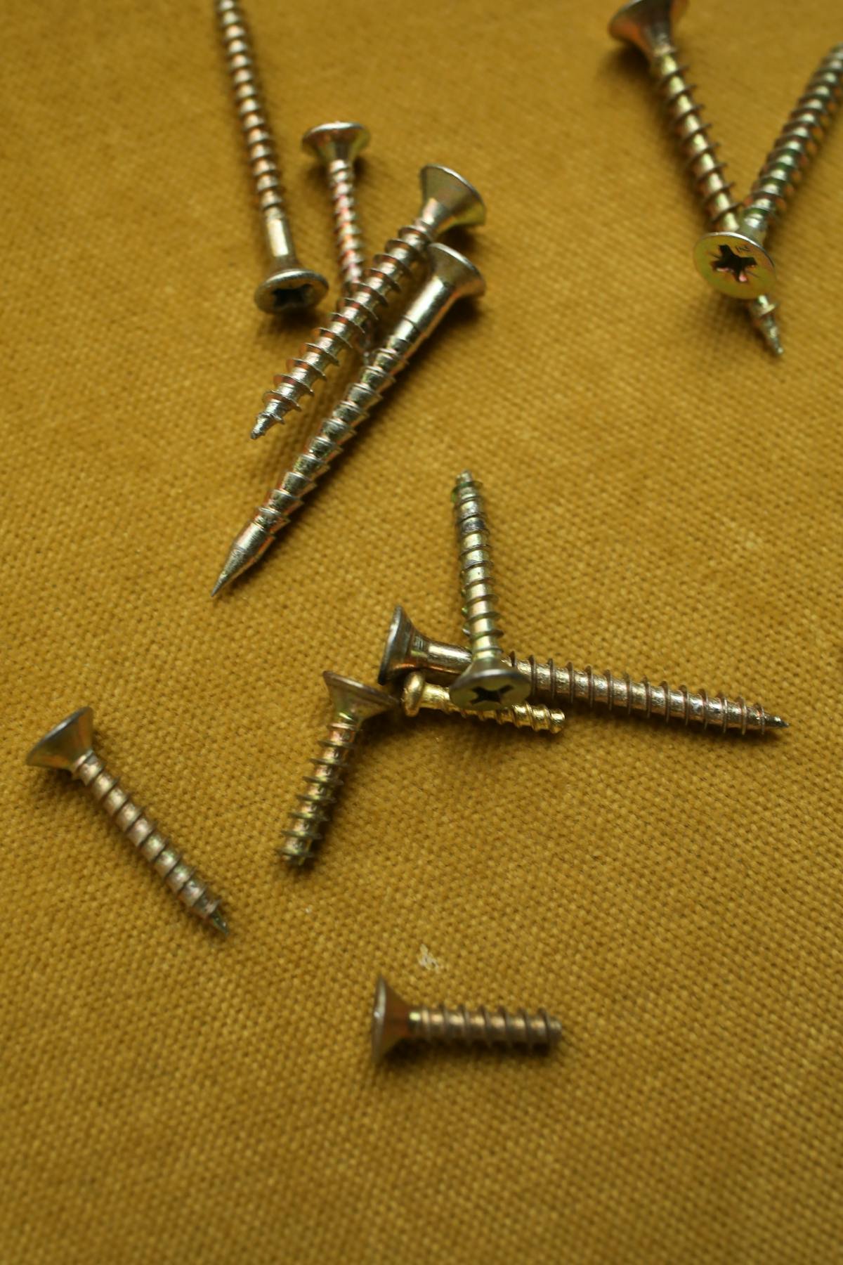 Assorted wall plug and screw sizes